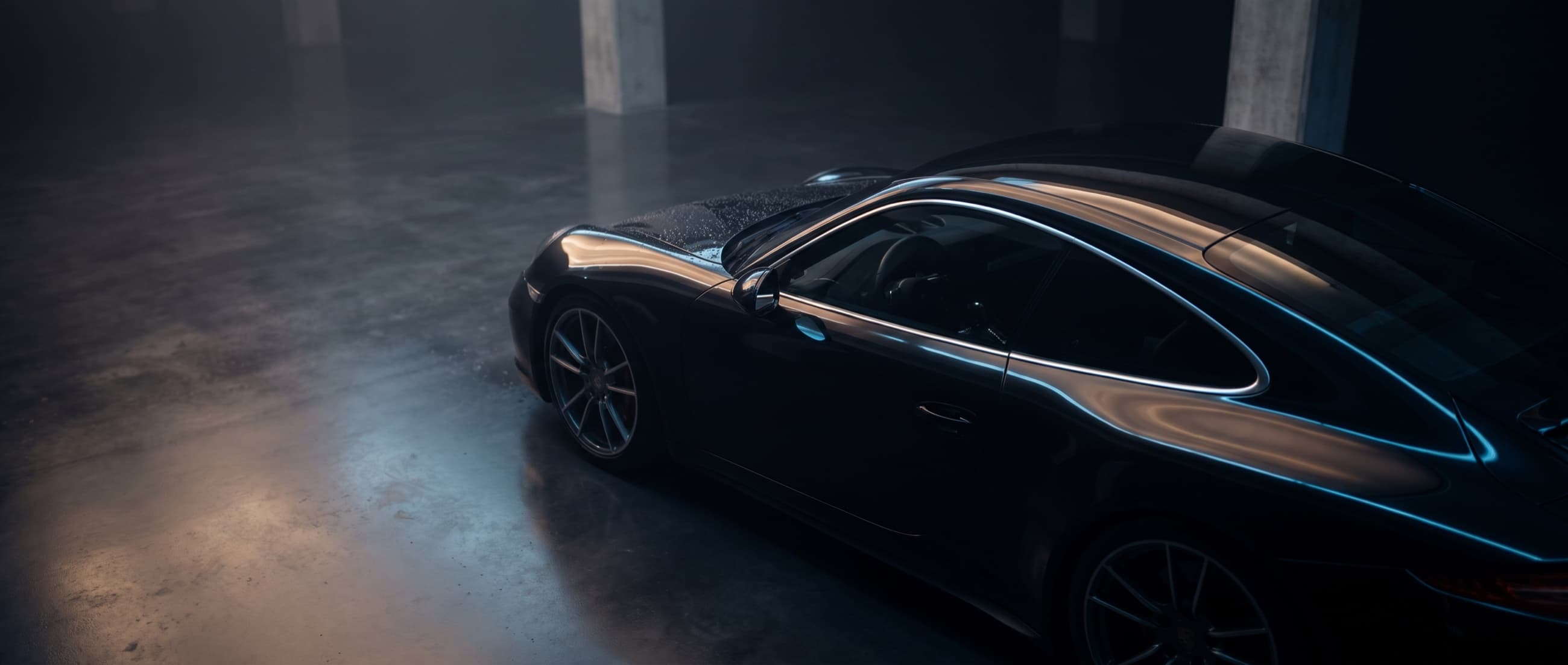 Schwarzer Luxus-Sportwagen mit spiegelndem Lack in dunklem Studio